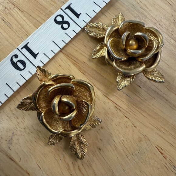 Vintage Gold Tone Rose Clip-On Earrings Floral Design - Needs Cleaning - Picture 2 of 5